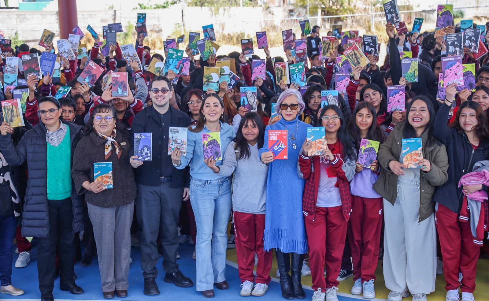 Gobierno de Chiautempan entrega más de 300 libros de literatura a estudiantes del CETIS 132
